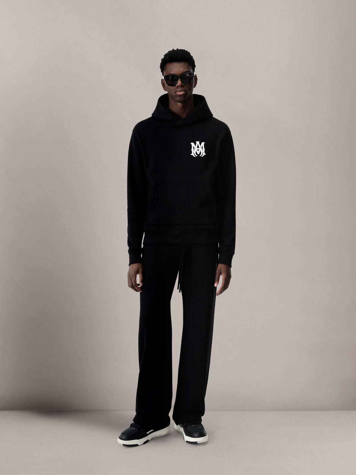 MA CORE LOGO HOODIE - Black view 2